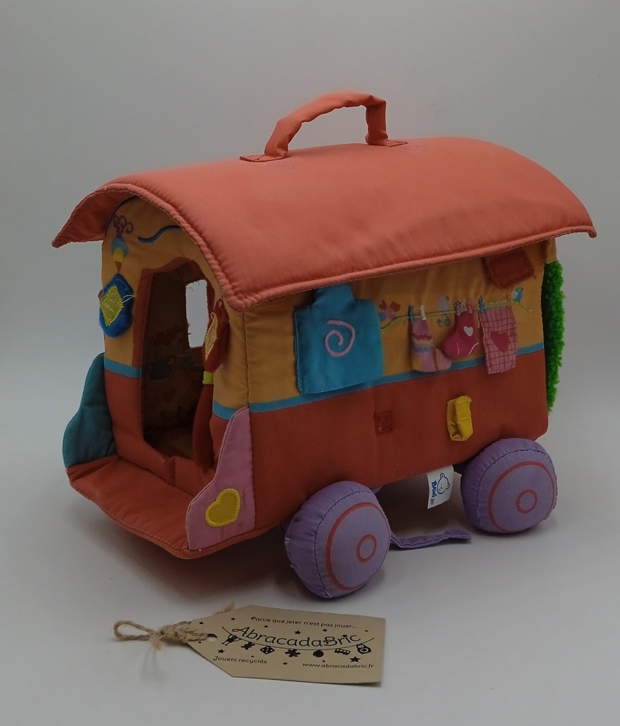 Caisse de transport en tissus et deux animaux