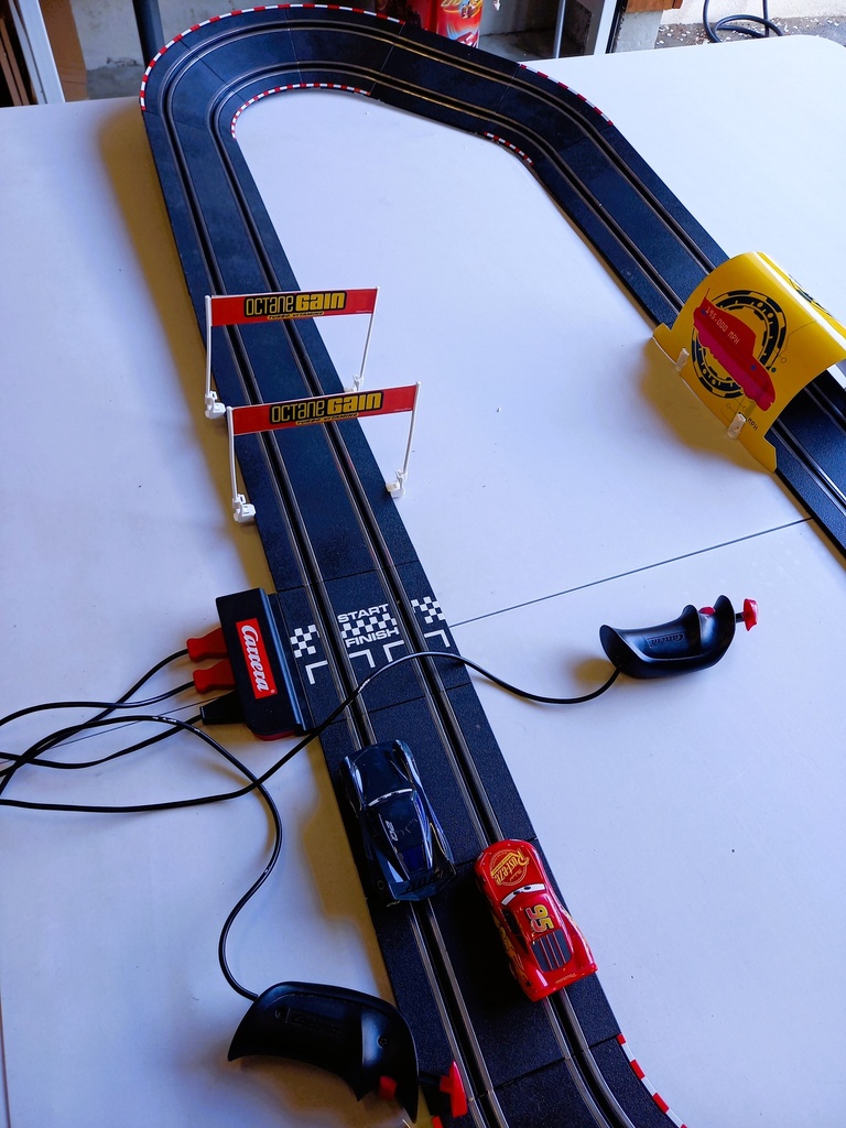 Circuit de course Cars télécommandé - CARRERA