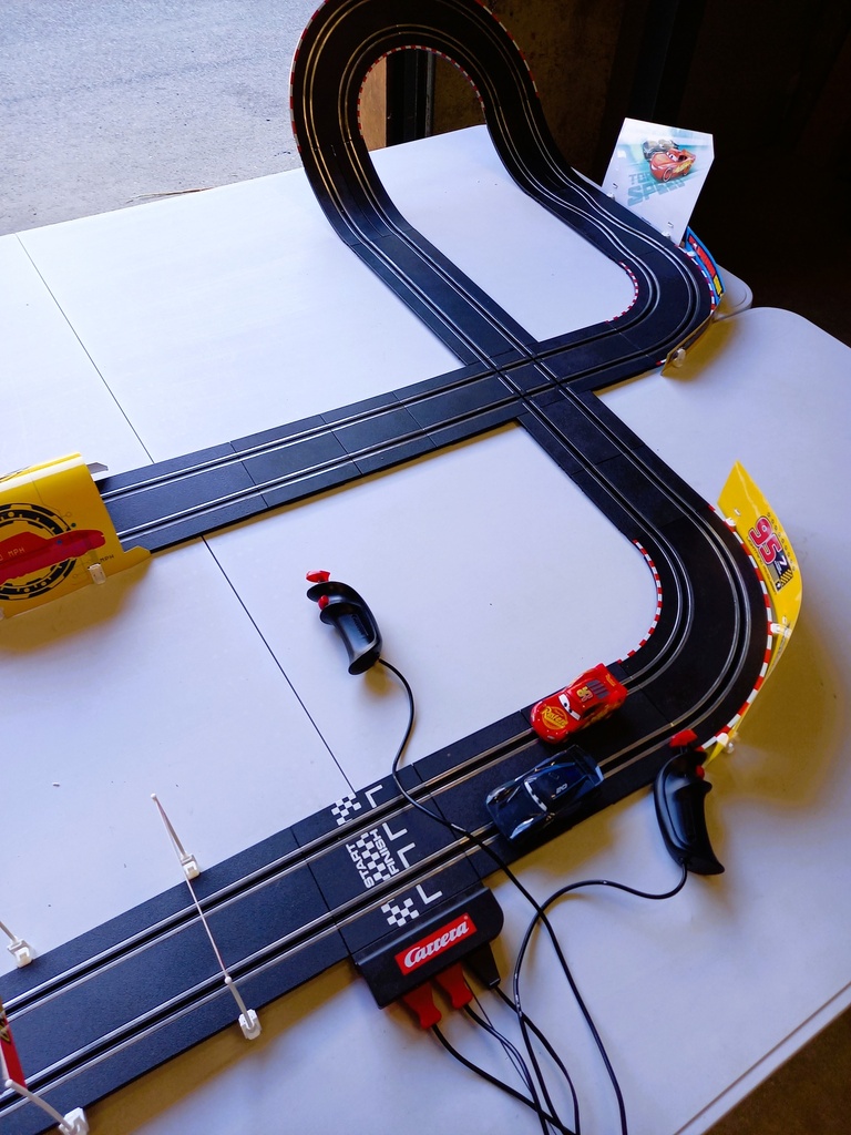Circuit de course Cars télécommandé - CARRERA