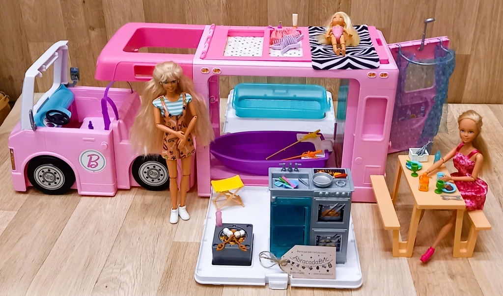 Camping car Barbie et ses accessoires - MATTEL 