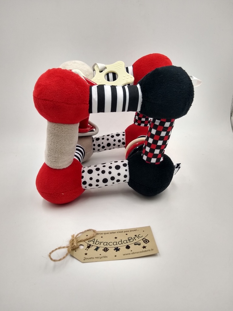 Hochet cube rouge et noir - BABYONO