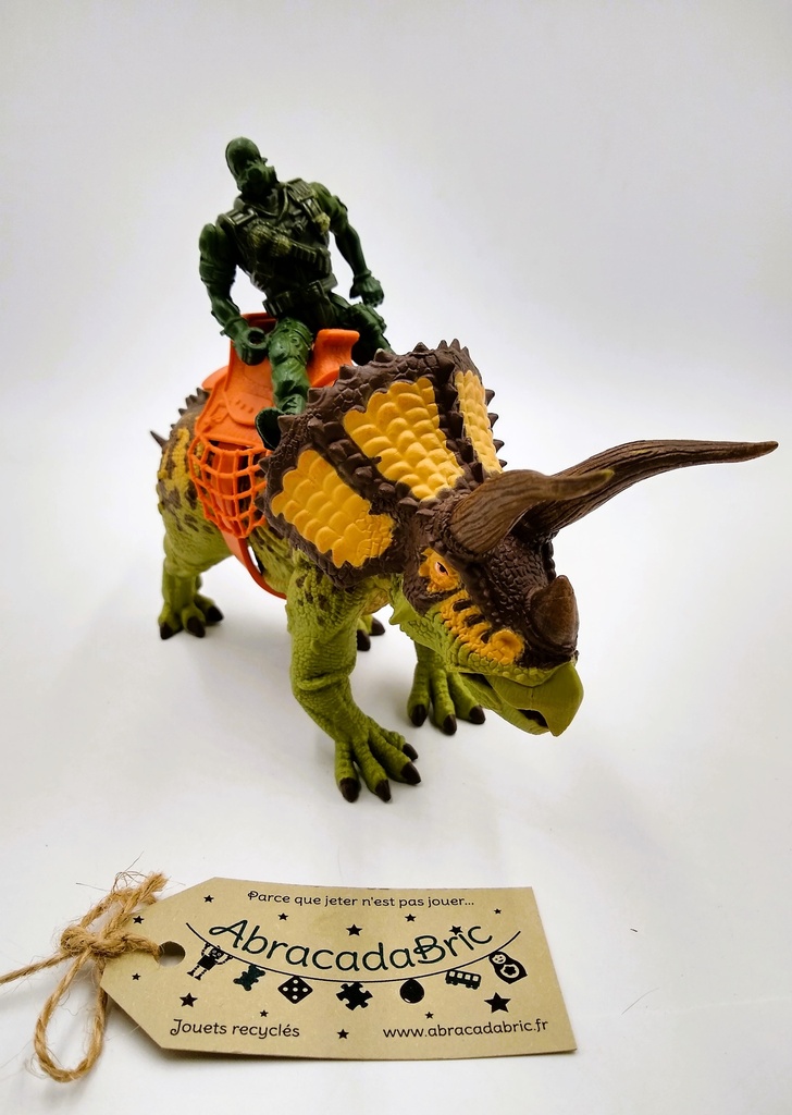 Dinosaure triceratops et sa figurine 