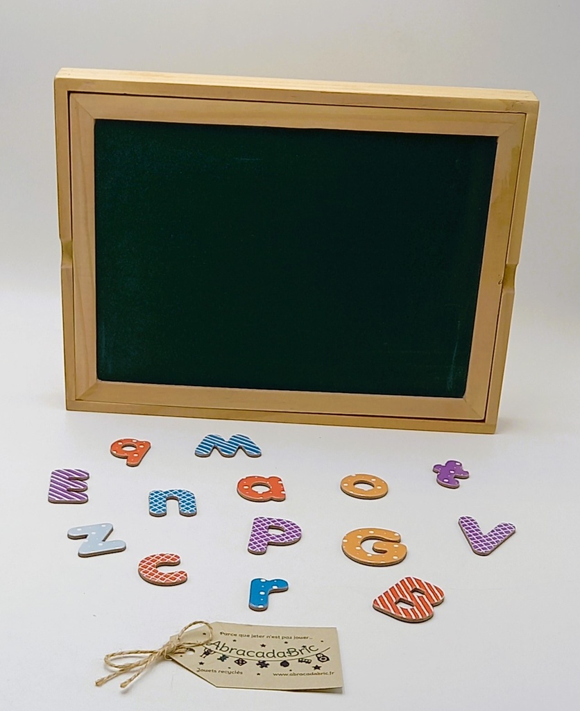 Petit tableau à dessin avec lettres aimantées 