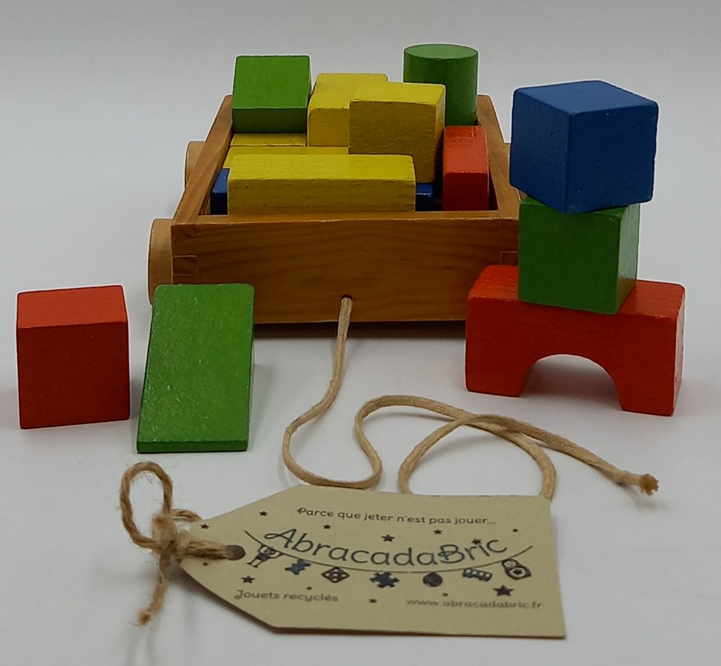 Chariot et cubes en bois  