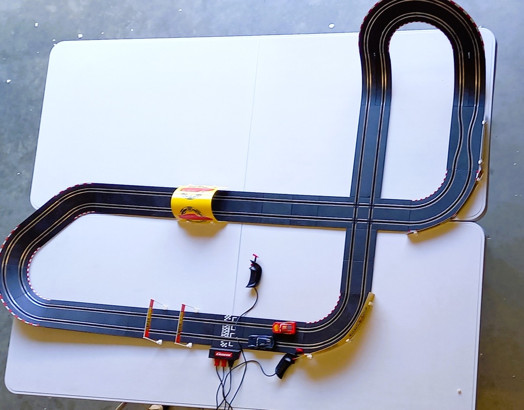 Circuit de course Cars télécommandé - CARRERA