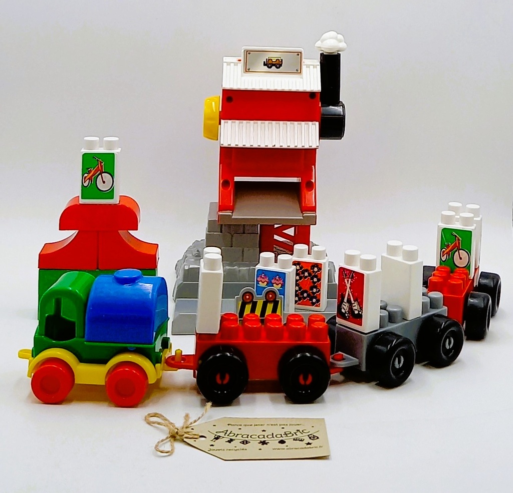 Gare et train en briques de constructions