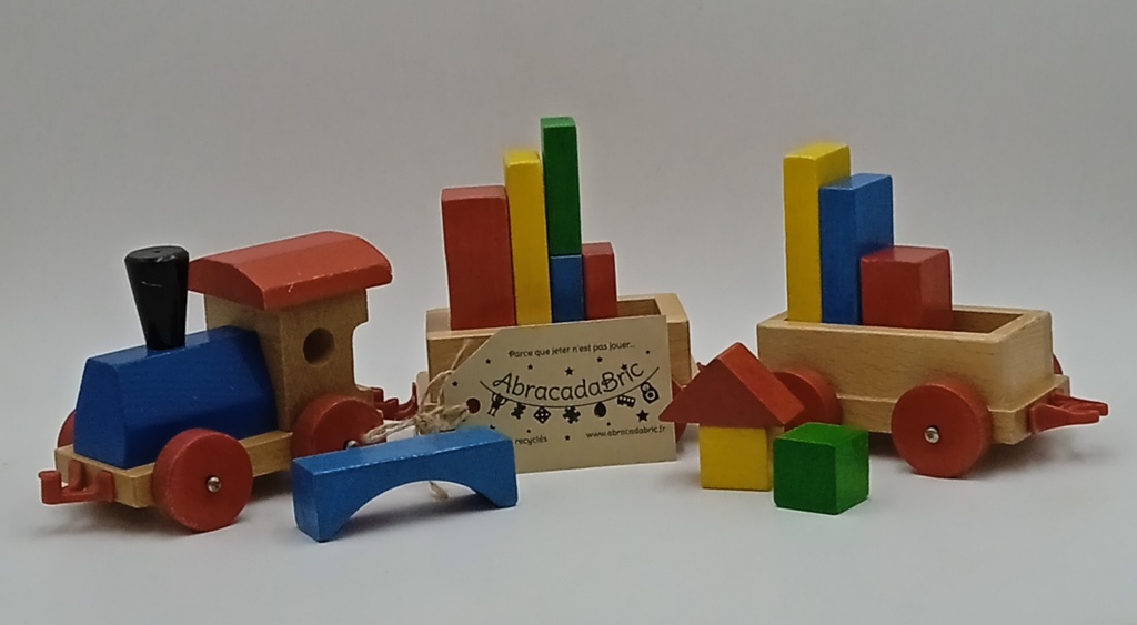 Train en bois avec différentes formes  