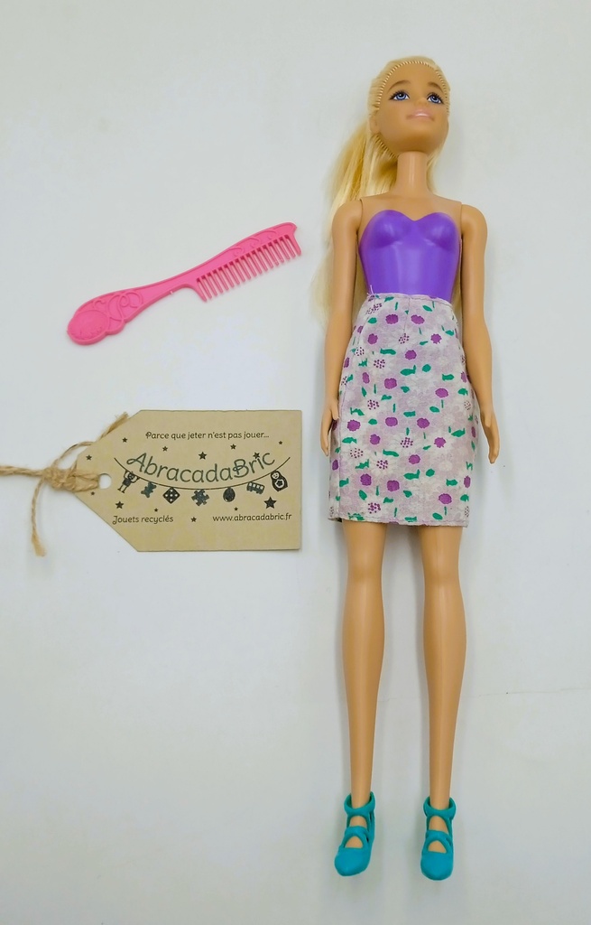 Poupée avec son peigne rose 
