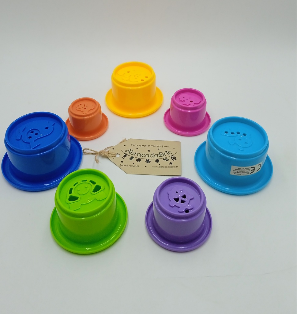 Tasses en plastique de couleurs à empiler 