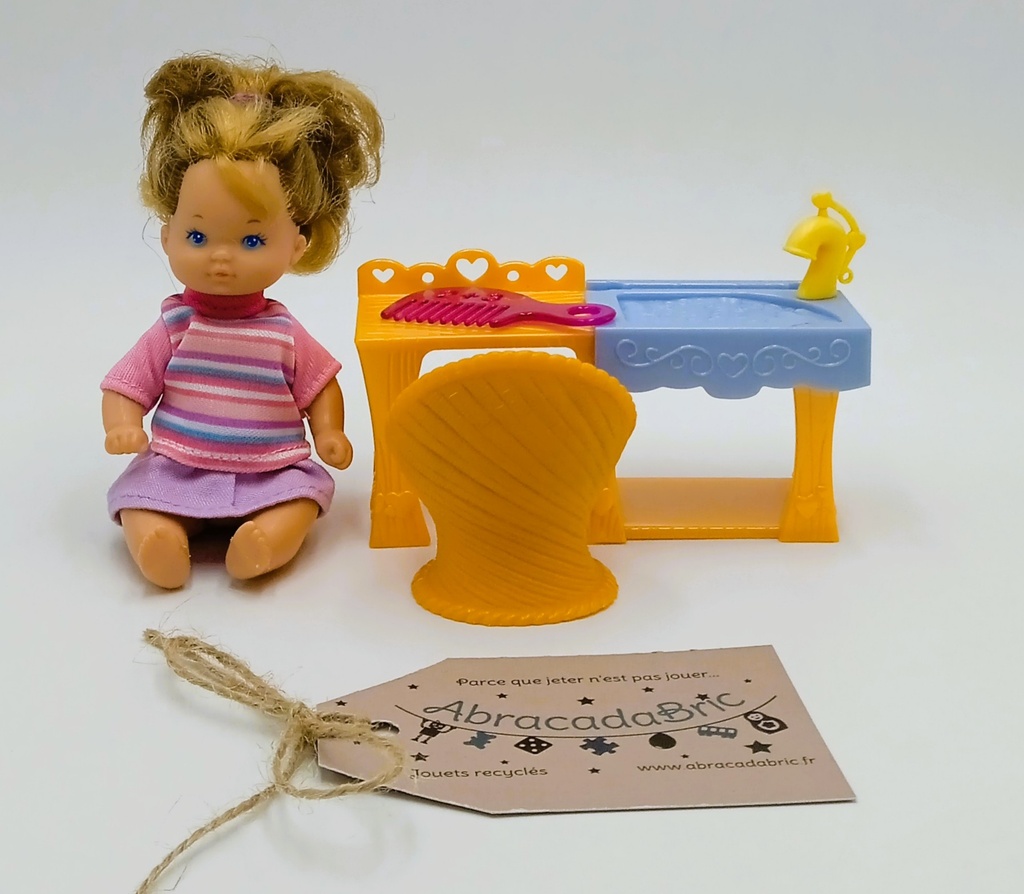 Petite poupée avec sa coiffeuse - MATTEL 