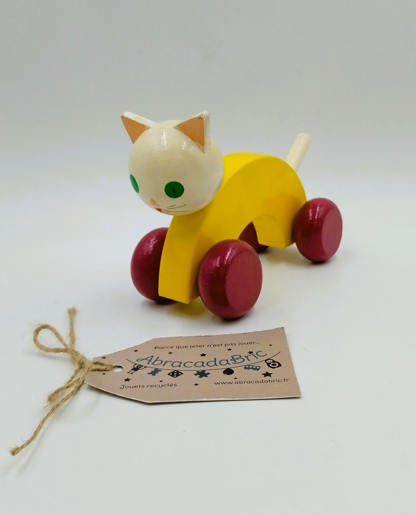Chat à roulettes en bois