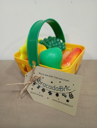 Panier de course jaune et ses bons produits 